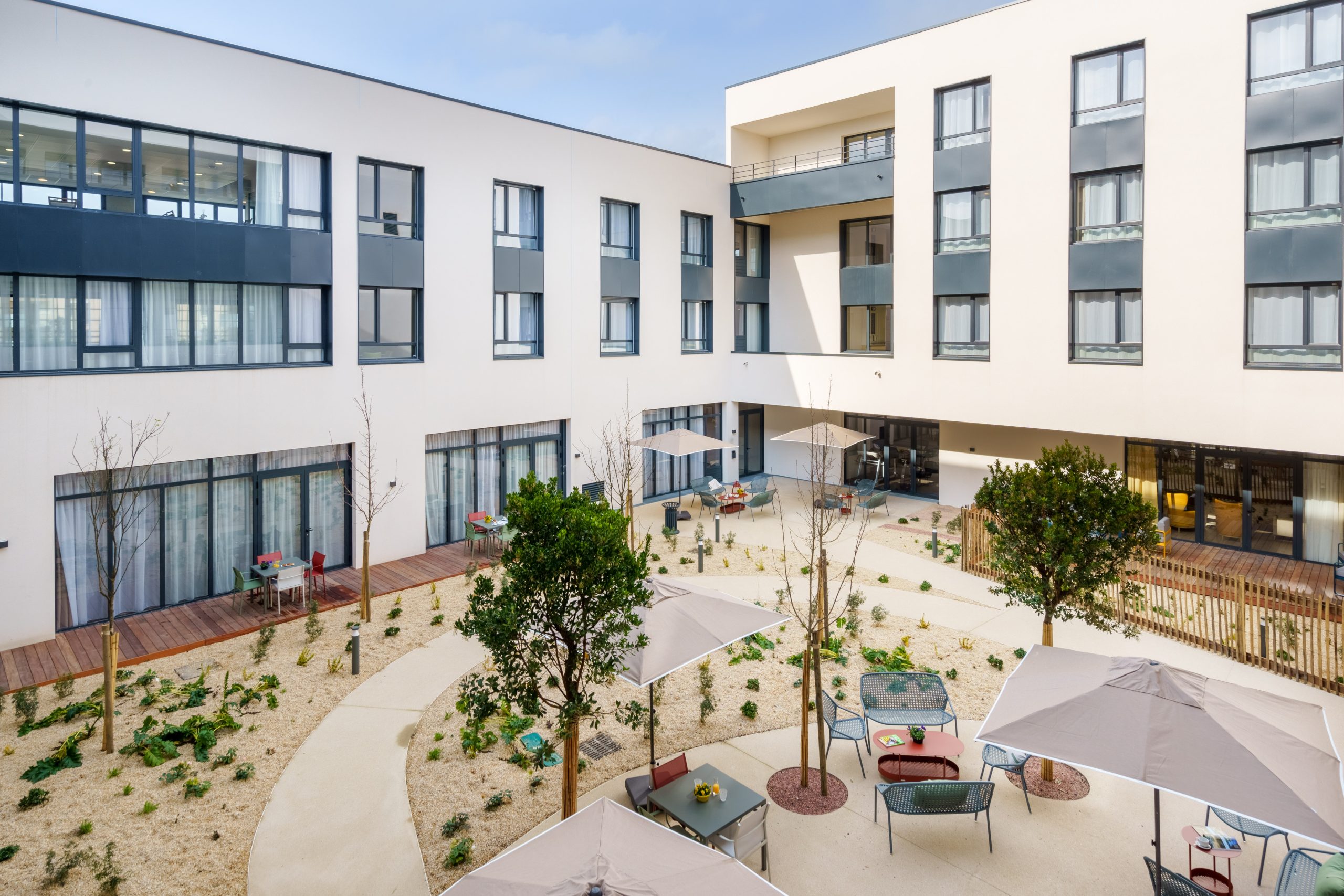 EHPAD Le Domaine du Valier vue terrasse et bâtiment