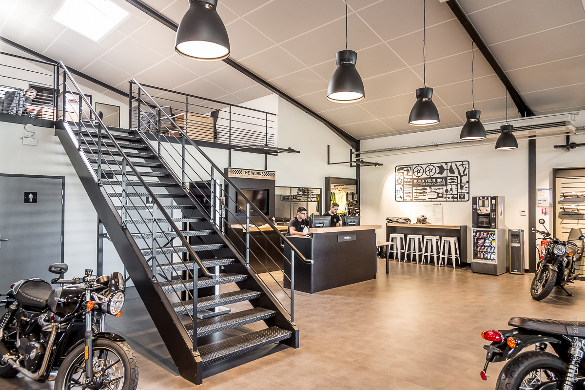 Concession moto TRIUMPH St Orens intérieur escalier