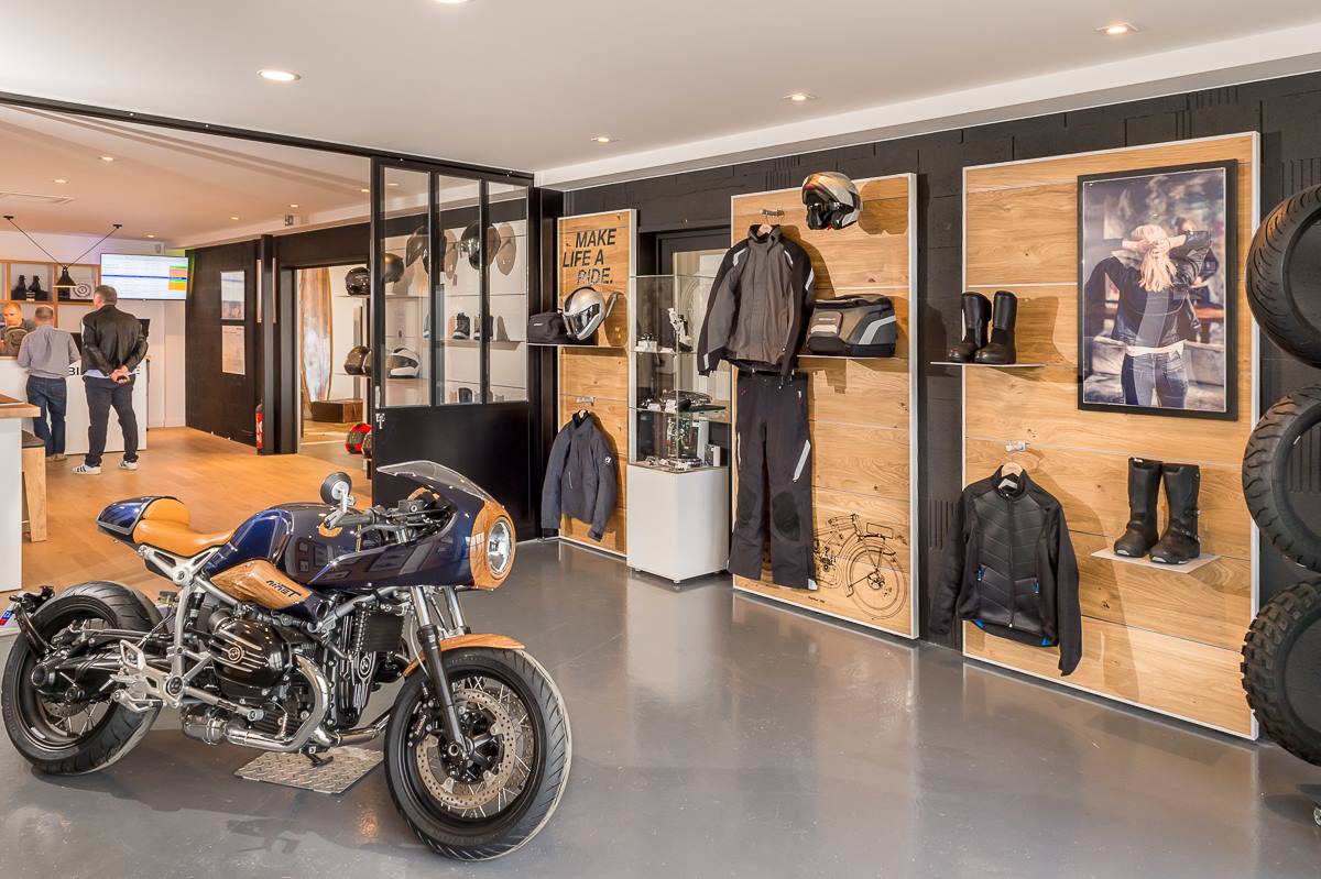 Concession moto BMW St Orens mur vêtements et moto