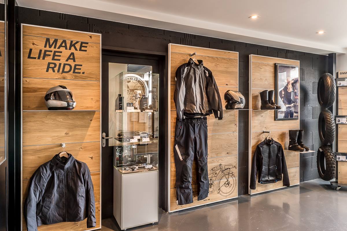 Concession moto BMW St Orens mur vêtements