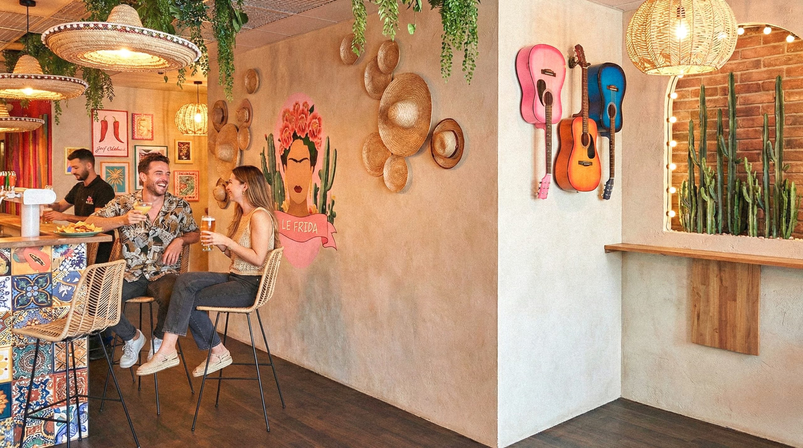 Le Frida DJ bar clients souriants