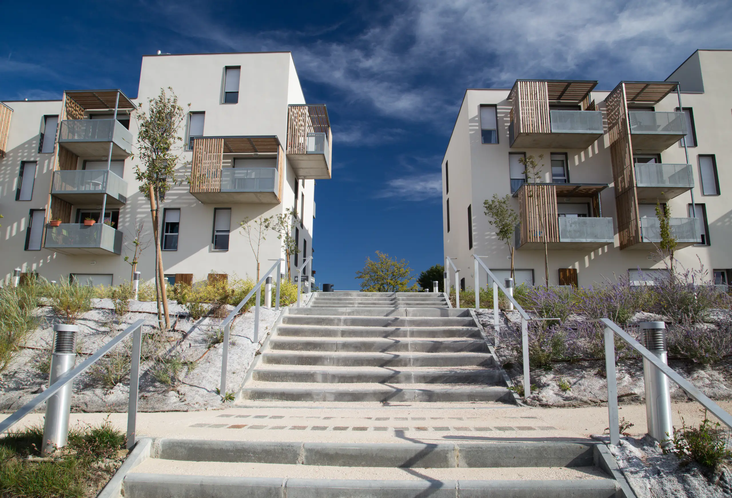 Résidence Les portes du Jardin vue d'ensemble contre plongée en bas de l'escalier