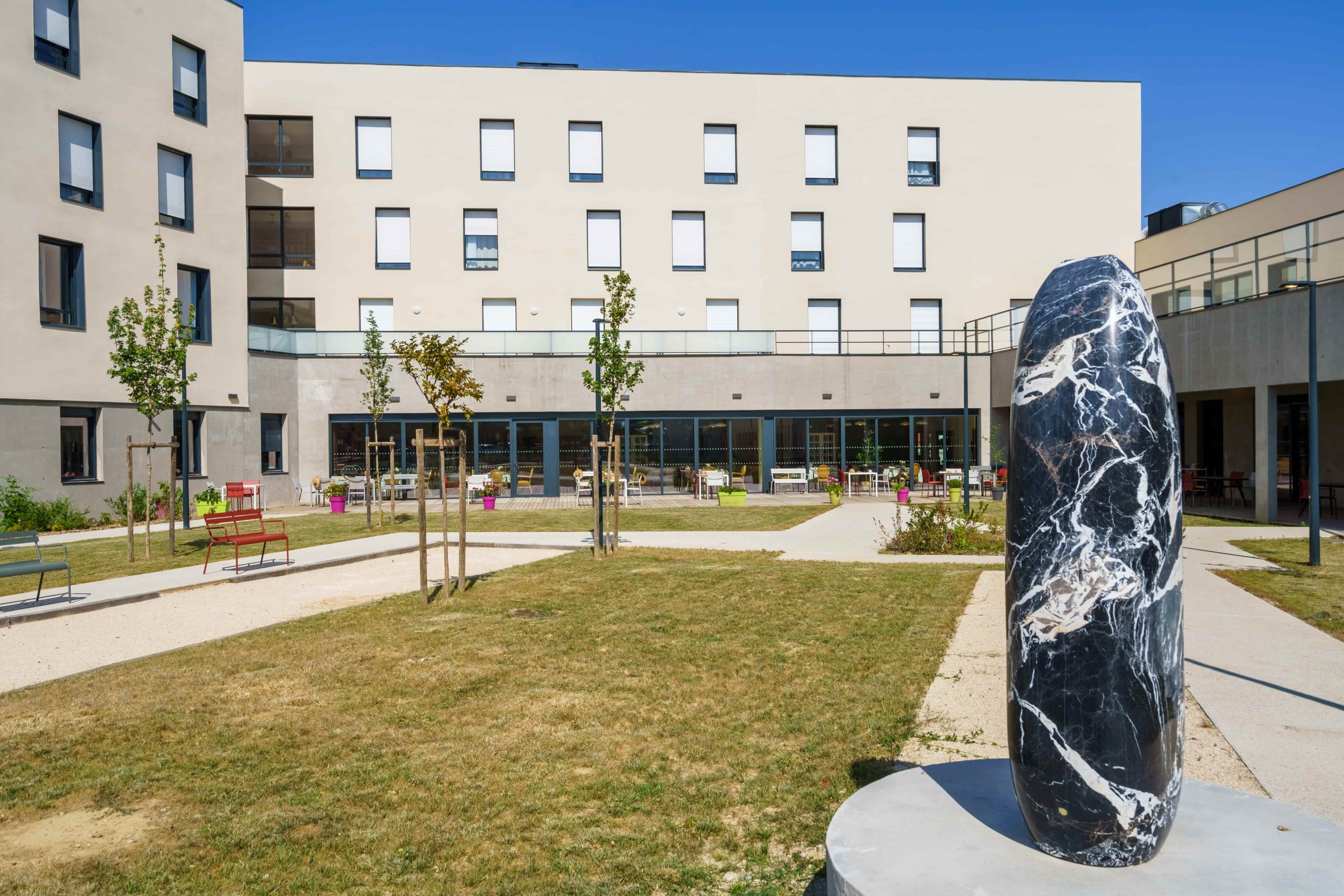 EHPAD Henri IV bâtiment et sculpture en marbre