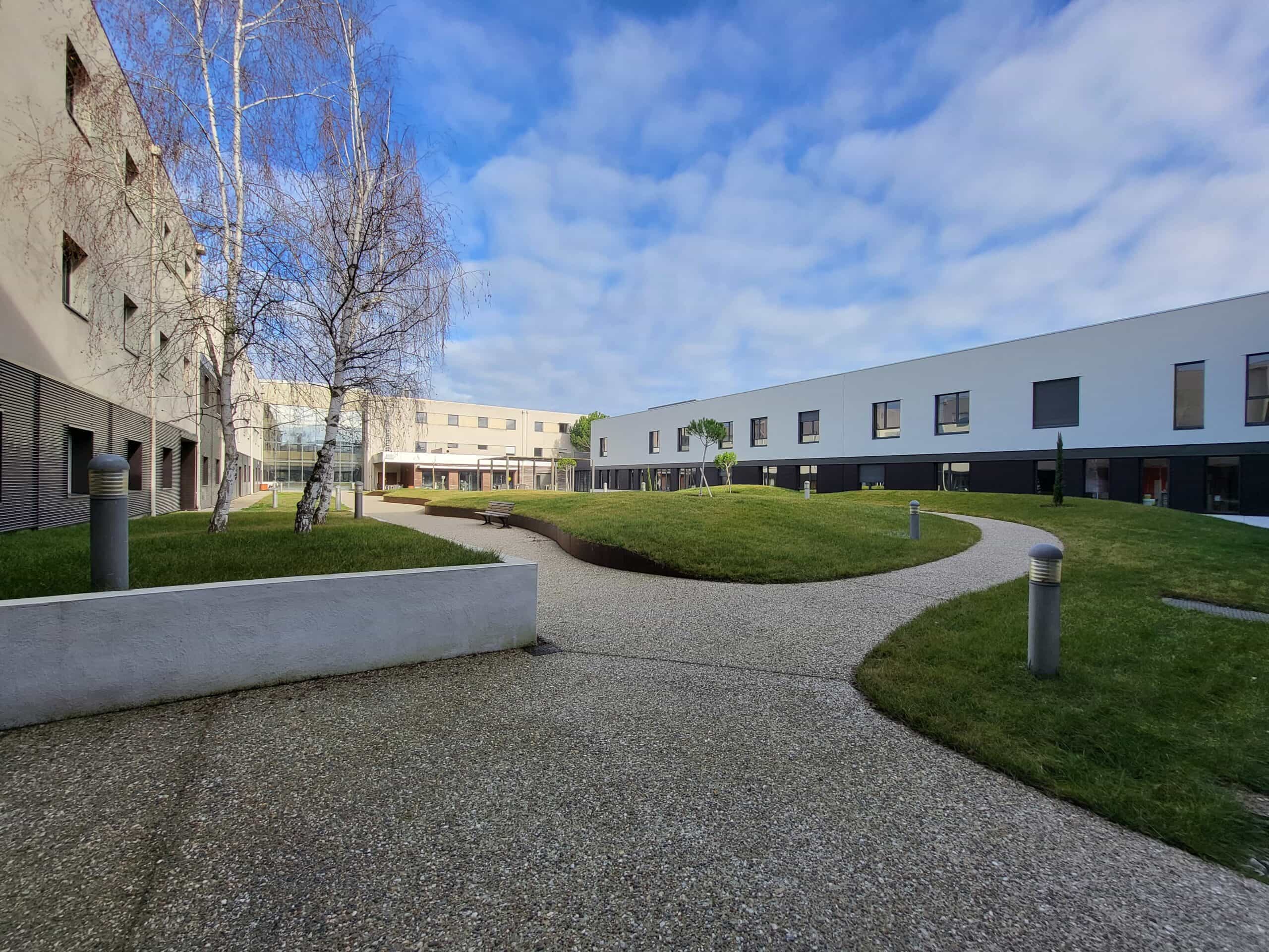 Clinique la Pinède chemin extérieur