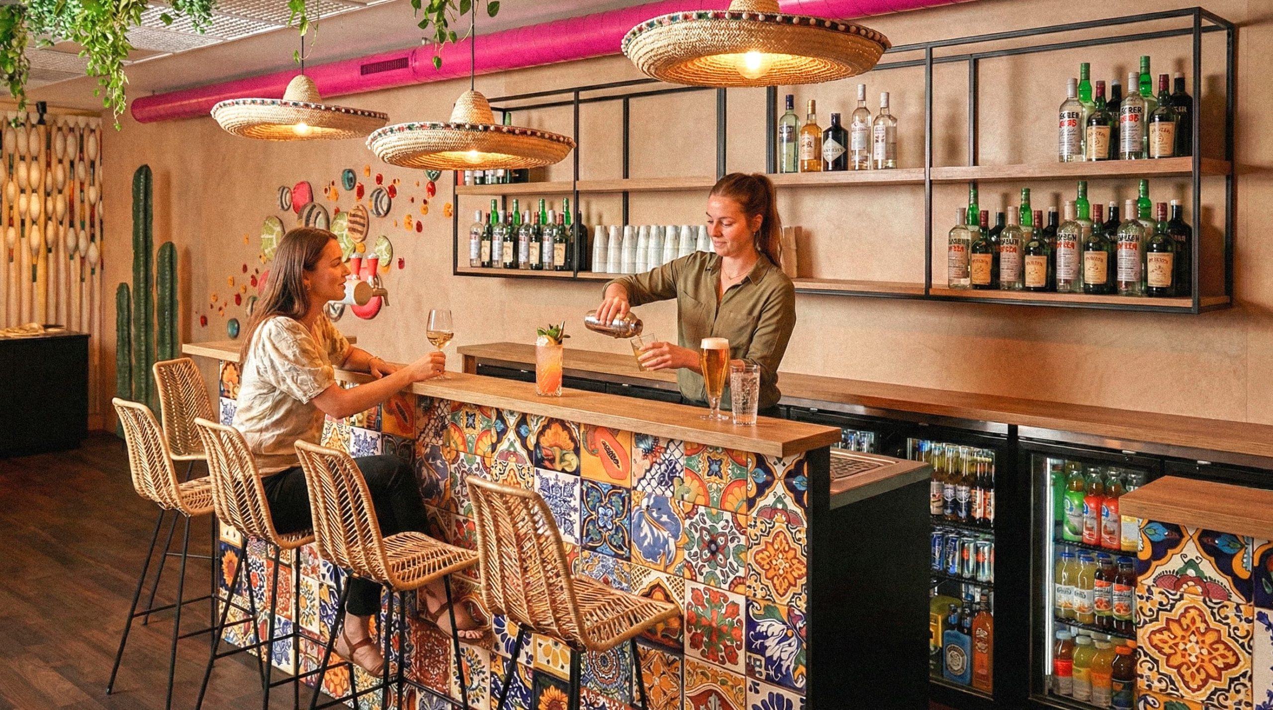 Le Frida DJ bar cliente et barmaid