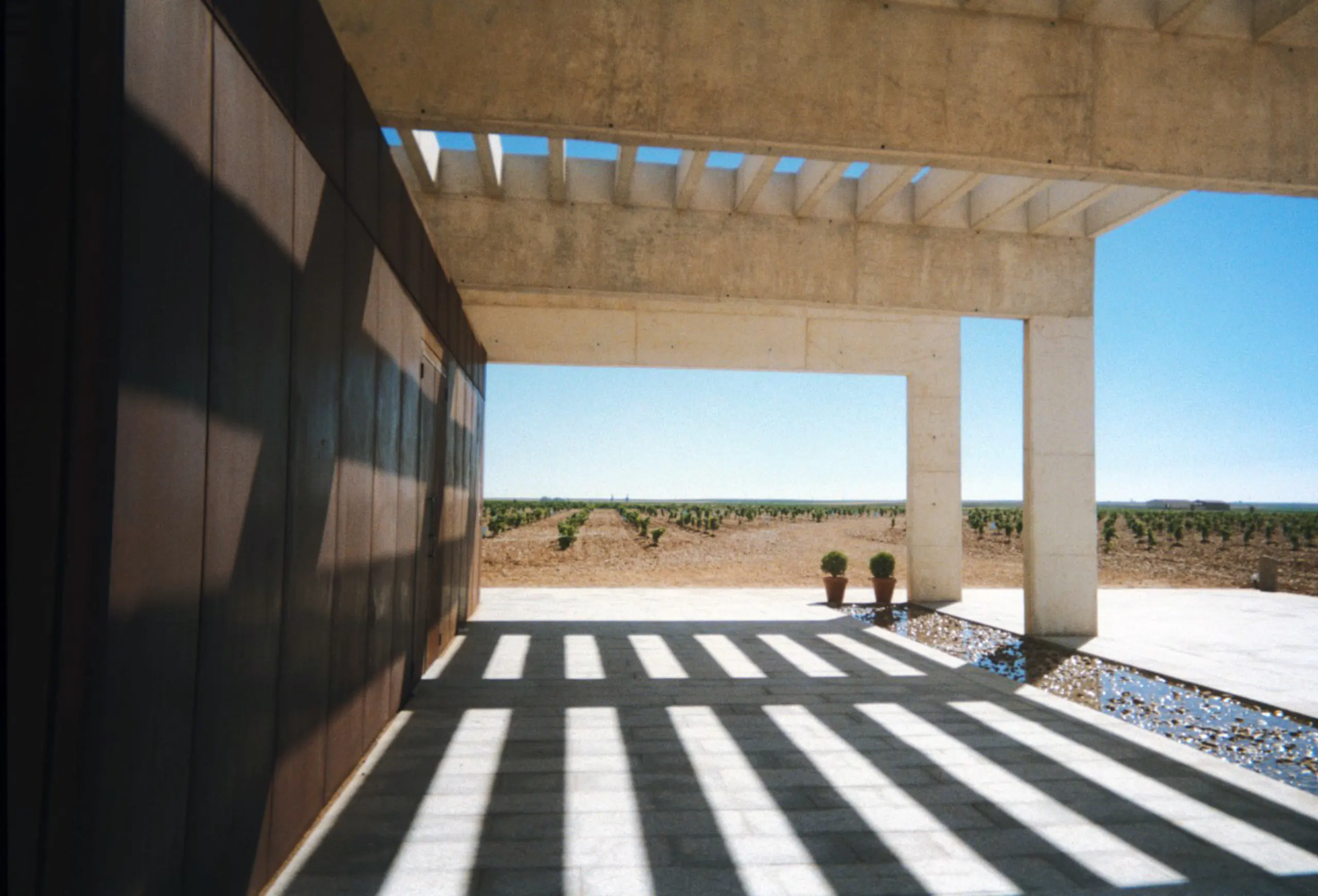 La Séca bâtiment piliers et ombres