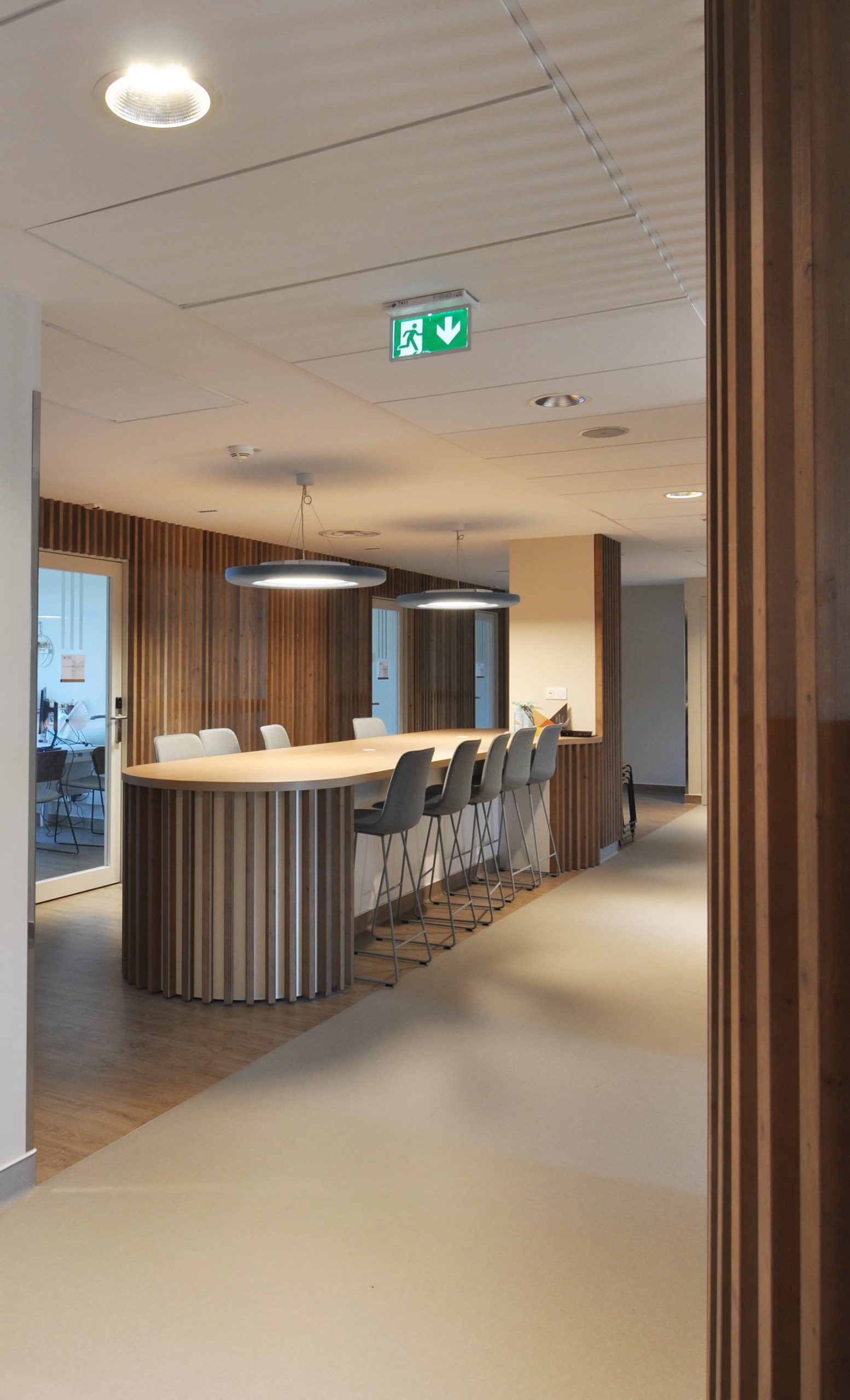 Clinique des Minimes chaises et table haute