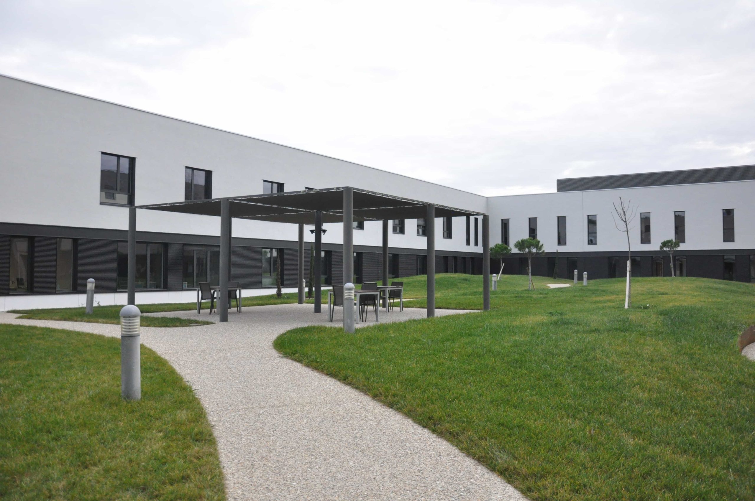 Clinique la Pinède vue d'ensemble et pergola