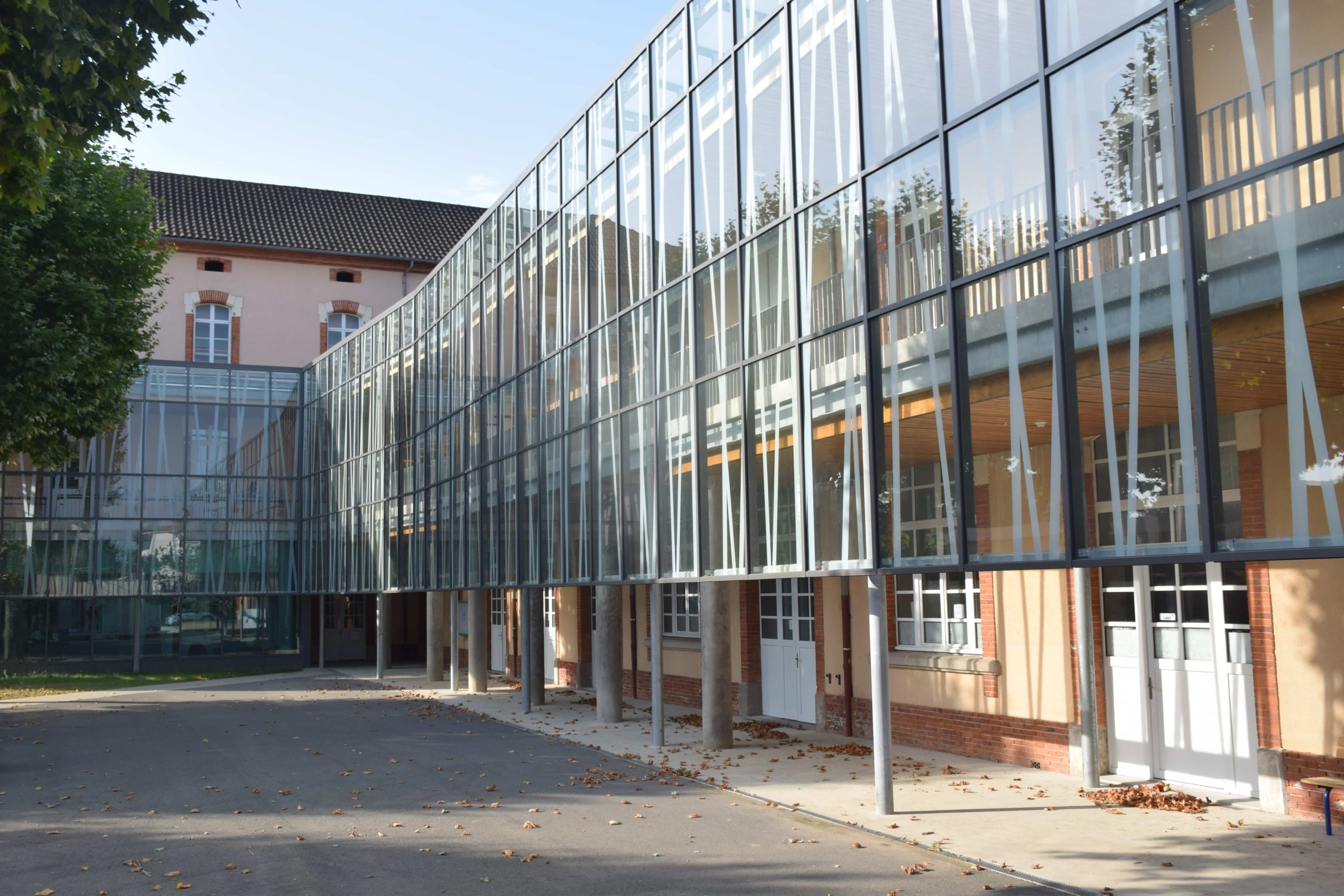 Lycée Victor Hugo cour de récréation vue façade vitrée