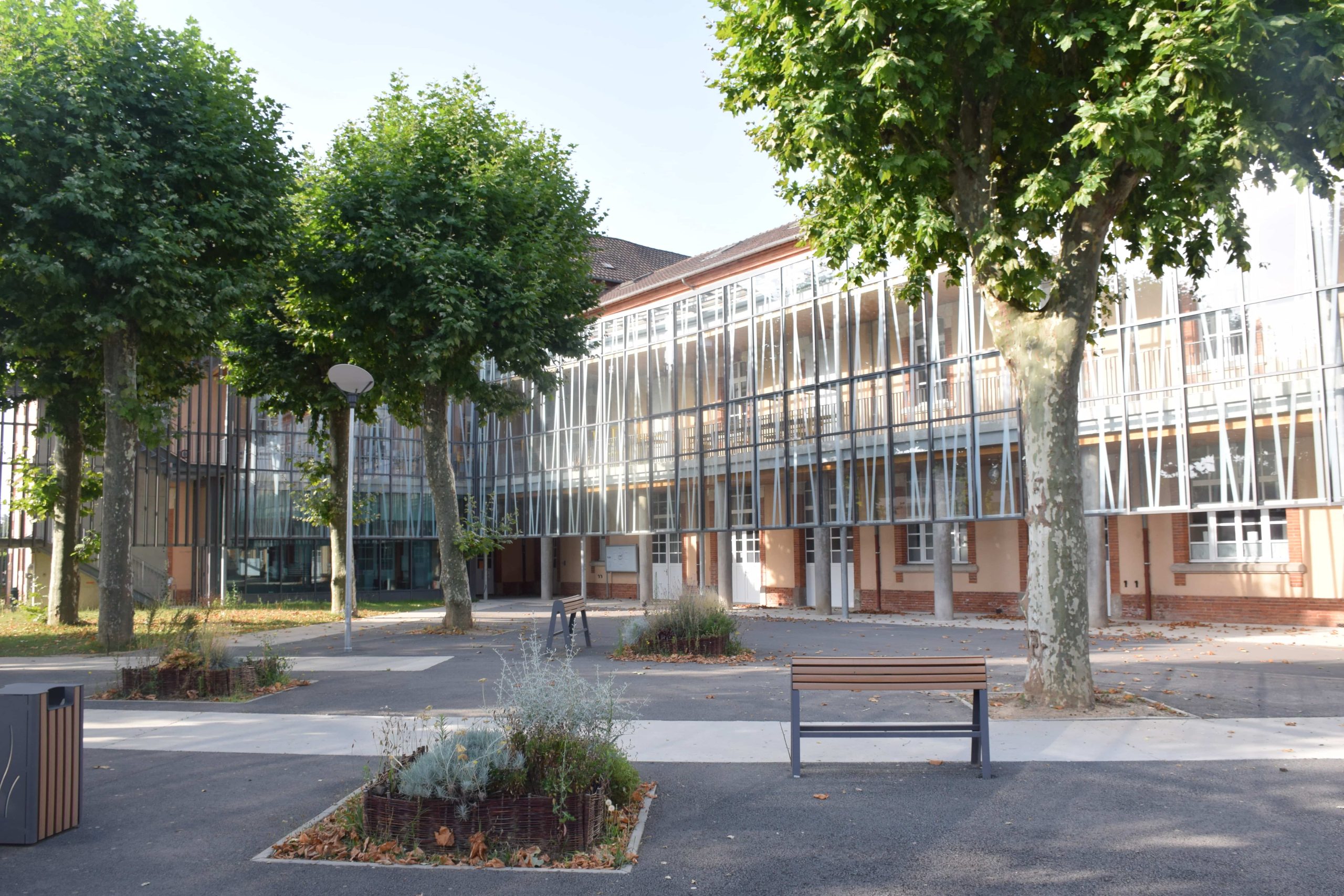 Lycée Victor Hugo cour de récréation