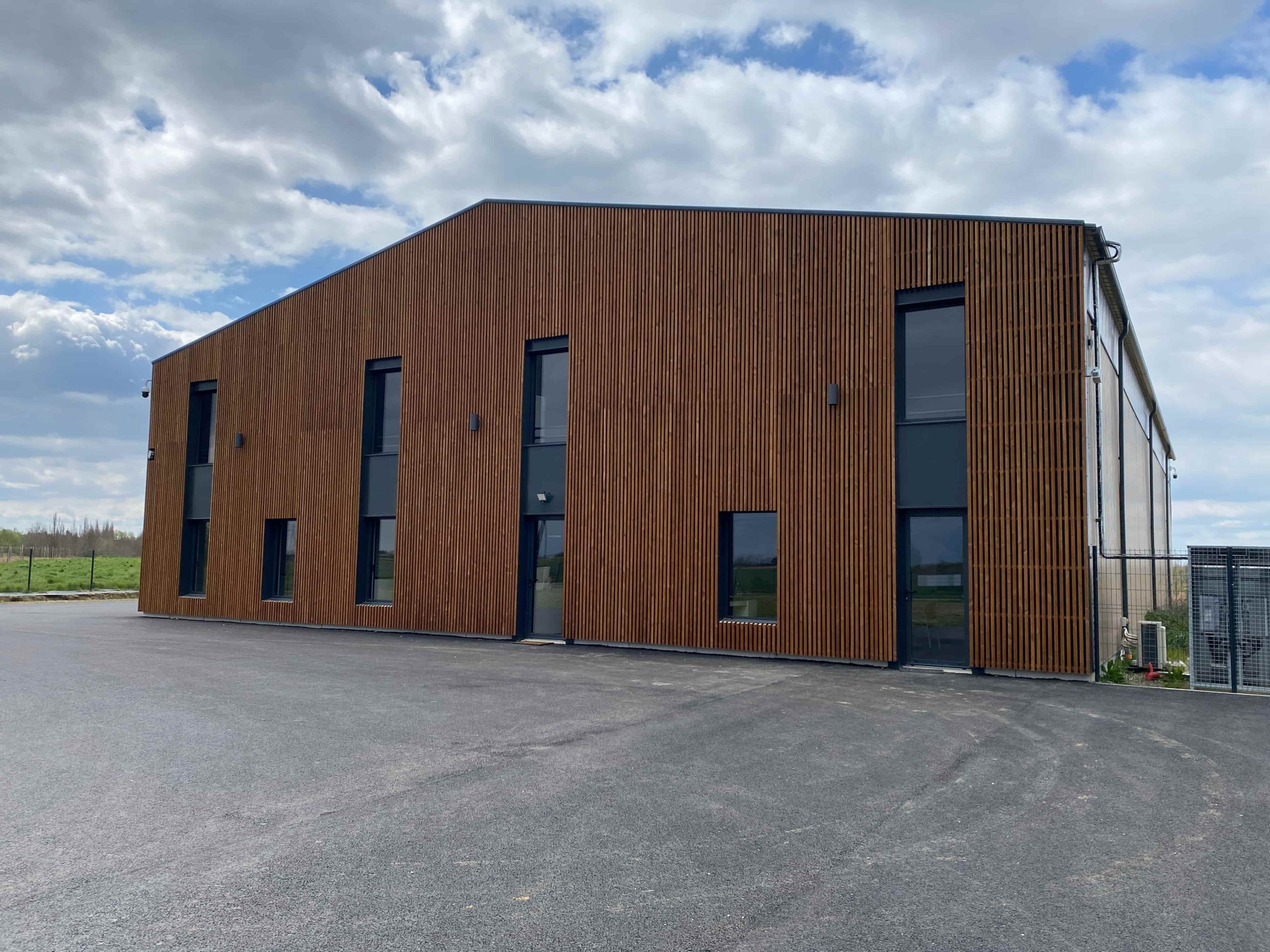 Hangar et bureaux des pépinières du Padouenc vue façade bois