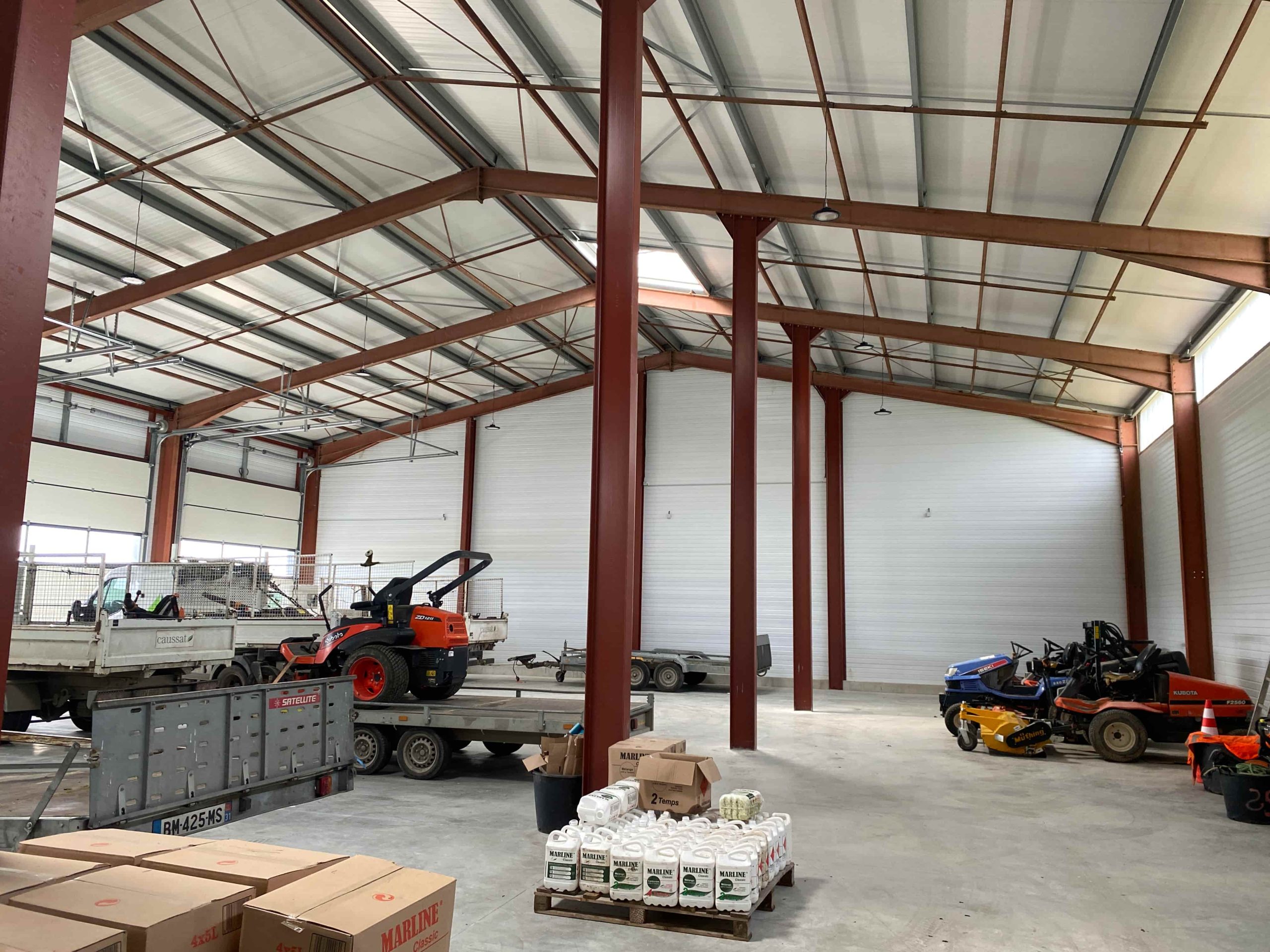 Hangar et bureaux des pépinières du Padouenc intérieur
