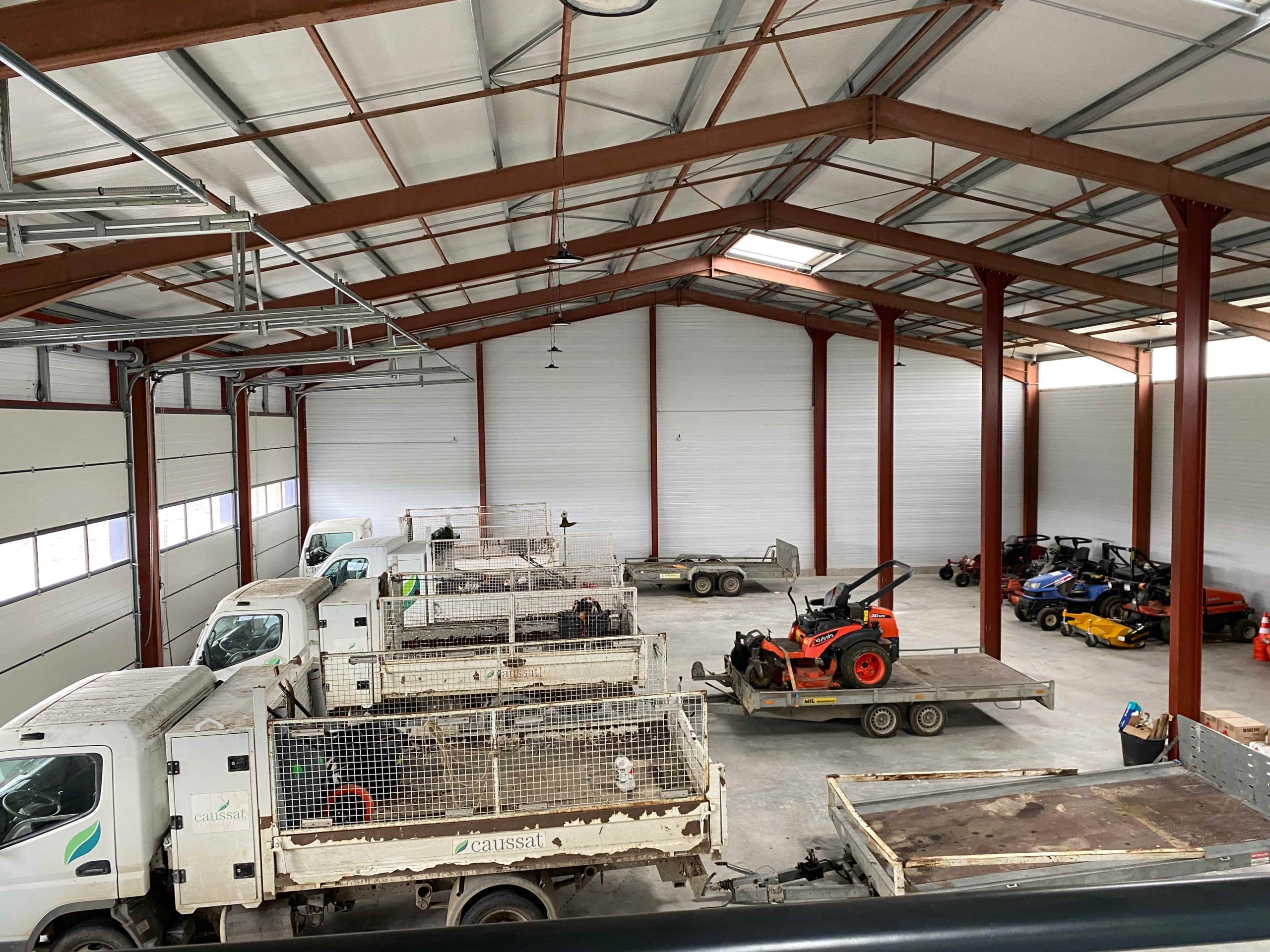 Hangar et bureaux des pépinières du Padouenc intérieur camions