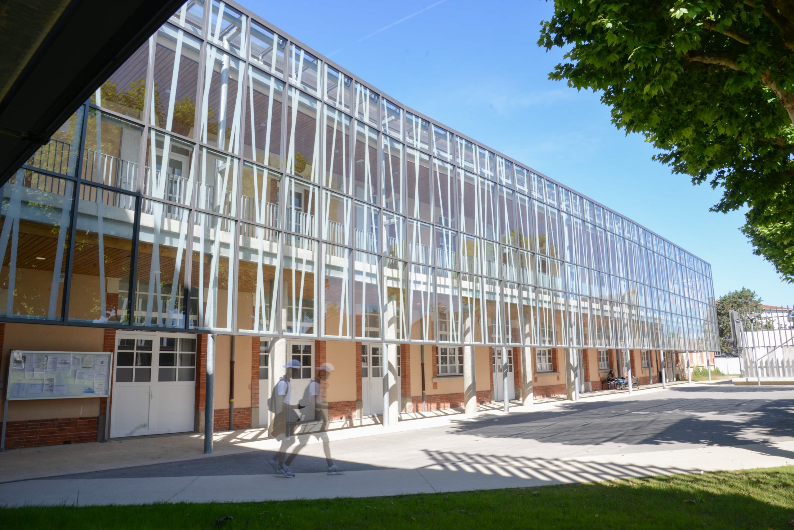 Lycée Victor Hugo cour de récréation vue façade vitrée 2