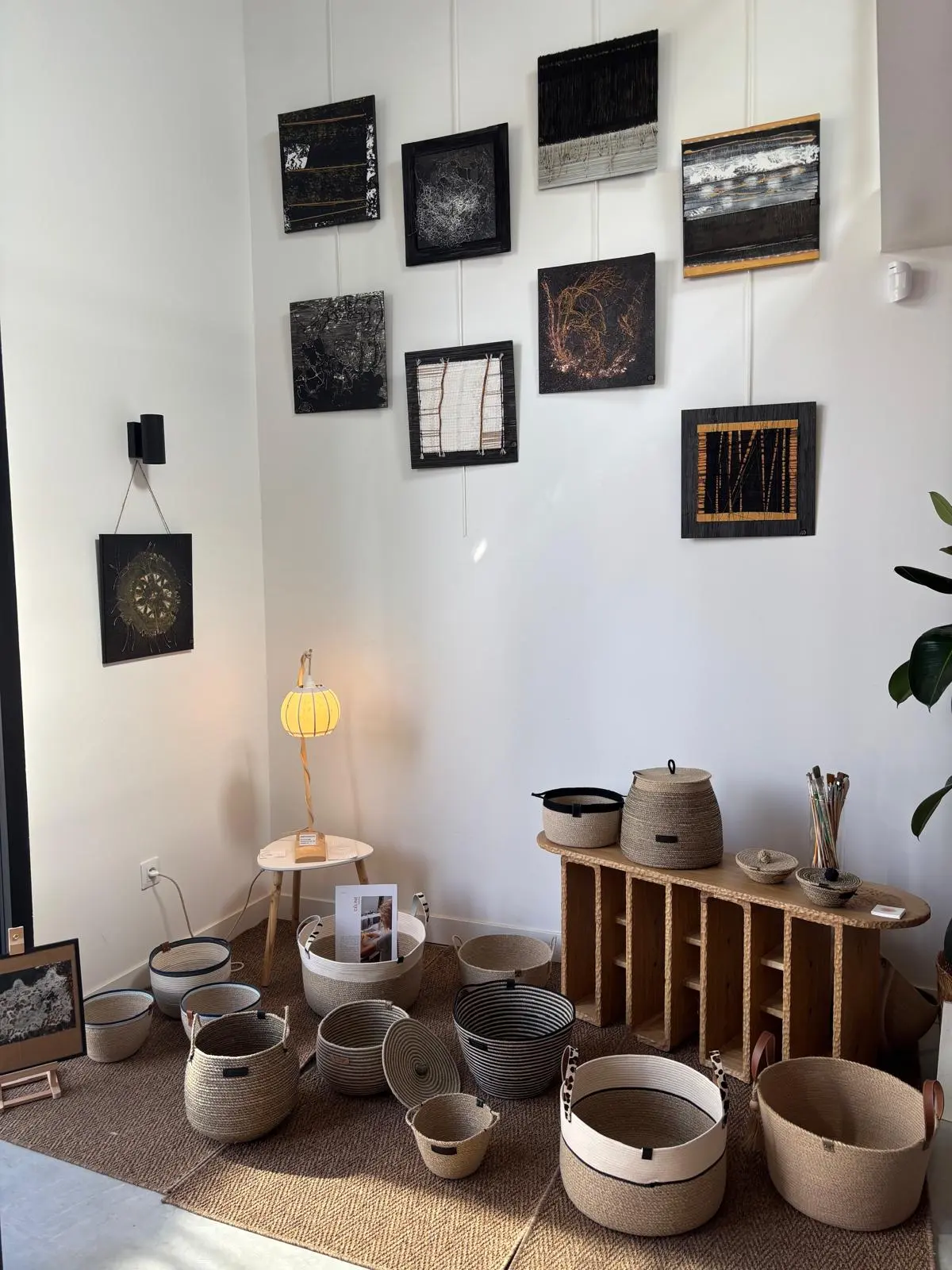 Exposition sur le mur et des paniers