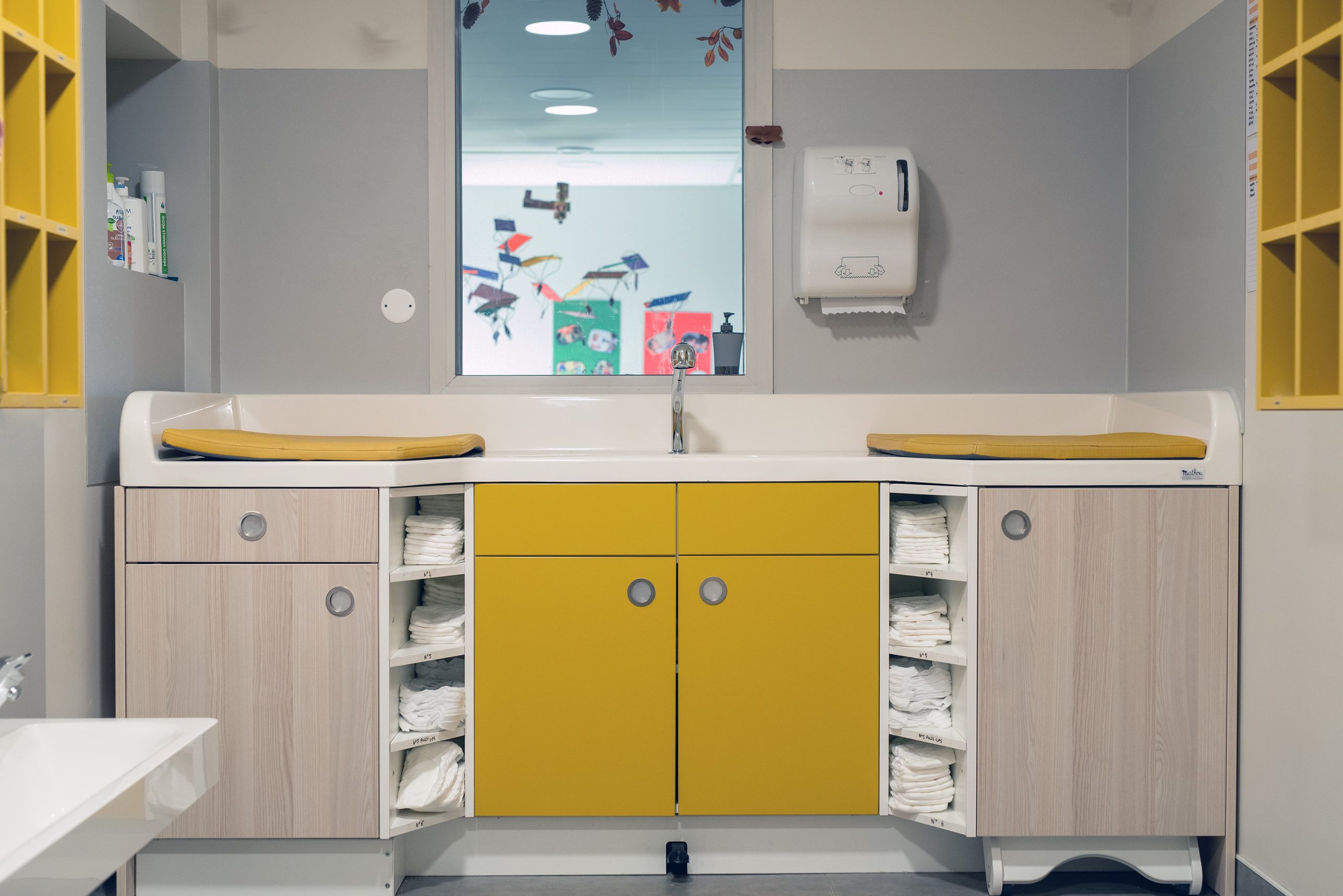 Crèche Saint-Simon meuble salle de bain jaune